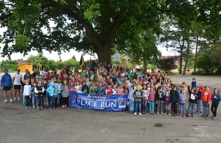 germany 23 june stade hamburg the sri chinmoy oneness home peace run